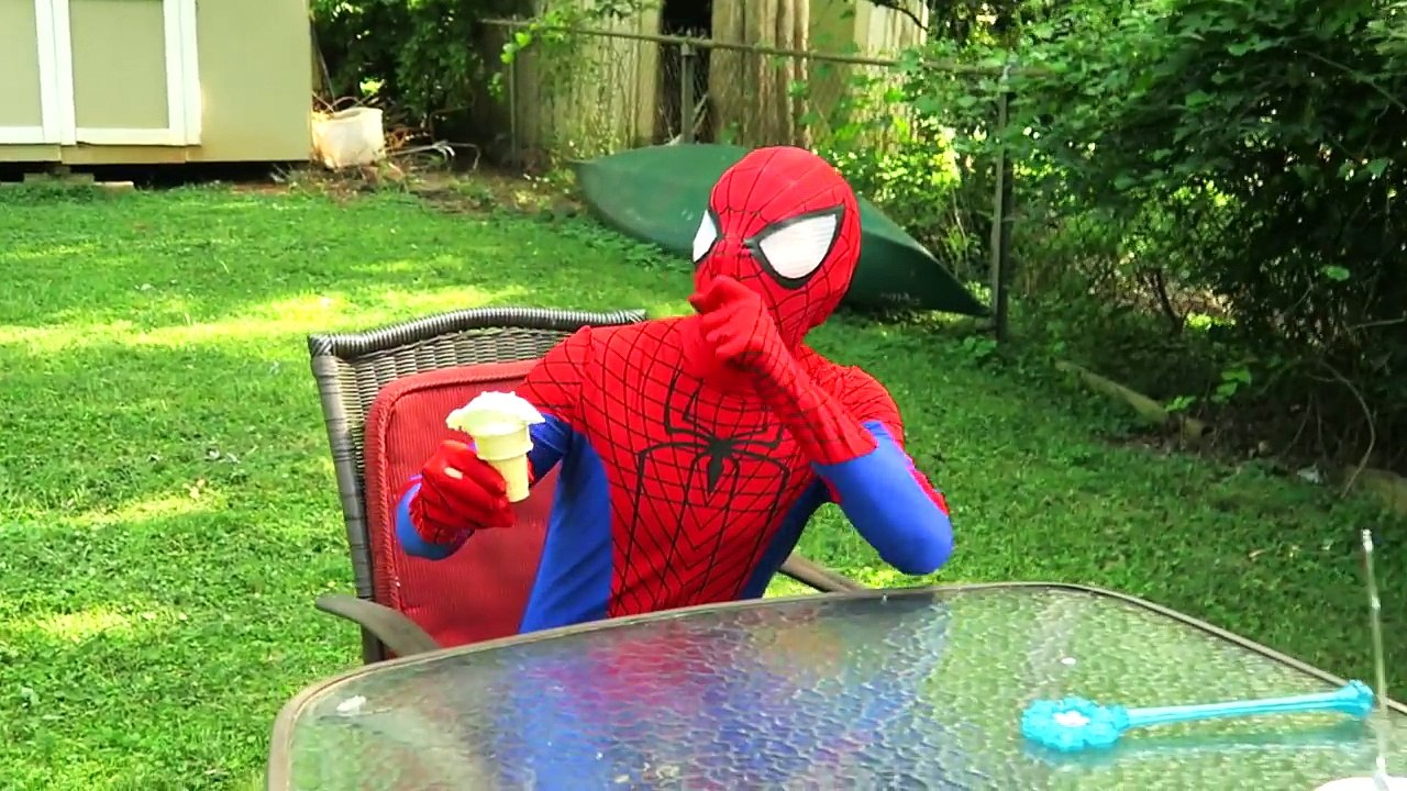 Donmuş Elsa Dondurma Savaşı! Ve / Speedraman, venom, Speedrgirl Pembe! Süper Kahraman Eğlence :)