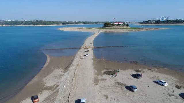 Baraj Gölünün Suları Çekilince, Vatandaşlar Adaya Yürüyerek Geçti