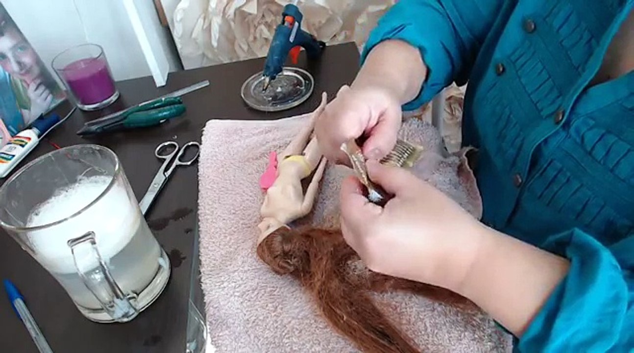 Como arreglar el pelo de una muñeca princesa disney muy enredado y feo Paso 1 Video 75