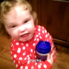 Ce bébé est un peu flippant... Il ne veut manger que des Snacks