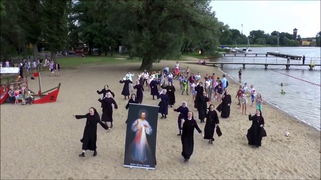 Bonnes soeurs dansant sur de la techno.. quand tu change la musique d'une vidéo LOL