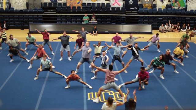 Quand les maris des Cheerleaders les imitent c'est impressionnant !