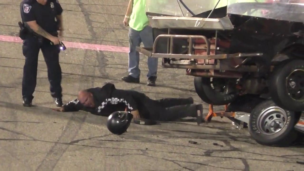 Ce pilote de voiture est arrêté par la police sur le circuit en pleine course pour avoir conduit sur un concurrent !!