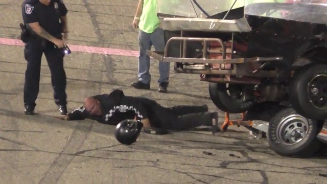 Ce pilote de voiture est arrêté par la police sur le circuit en pleine course pour avoir conduit sur un concurrent !!