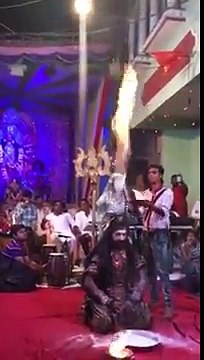 Ce mec crache des flammes énormes de son turban pendant un célébration en Inde !