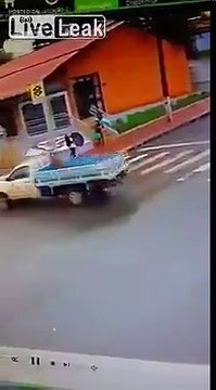 Sans frein à main cette camionnette manque d'écraser un piéton !