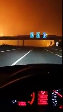 Traversée brûlante d'un incendie en voiture au Portugal sur une autoroute encerclée par les flammes !