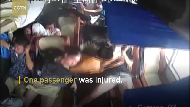 Renversement d'un Bus sur le flanc en pleine route filmé de l'intérieur !