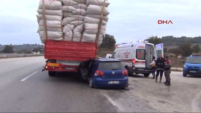 Bursa Otomobil Saman Yüklü Tır'a Arkadan Çarptı 1 Ölü 5 Yaralı