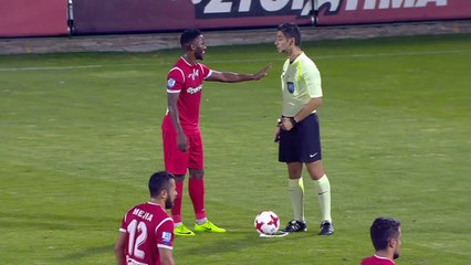 BRlT0 GETS A YELL0W CARD  F0R WlPlNG VANlSHlNG SPRAY 0N THE REFEREE.