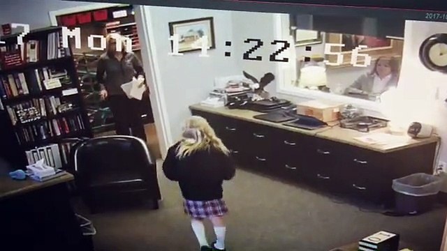 Cette fillette de 11 ans apprend que sa belle mère vient de l'adoptée et sa réaction est magnifique