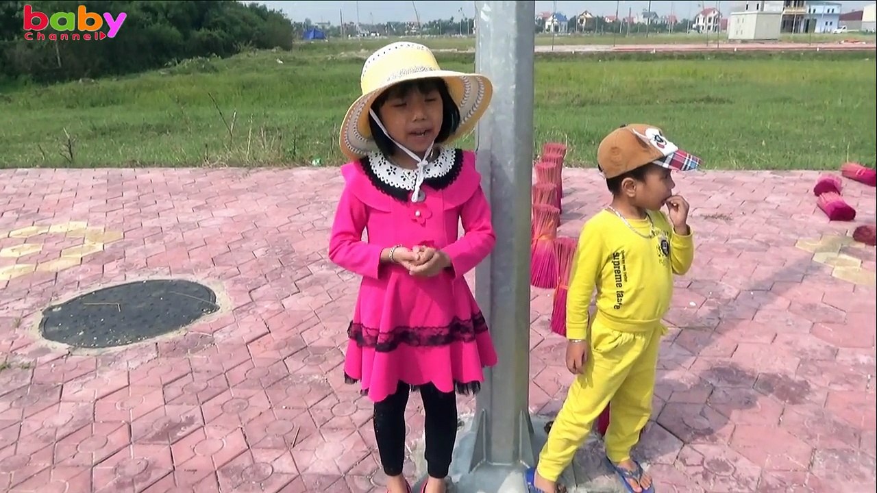 Bé tập lái máy xúc* _* Bé xem máy xúc làm việc*_* [Baby channel]