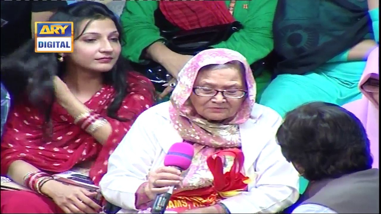 Jis Maa Ke Aap Baite Ho Wo Bohat Khush Naseeb M...