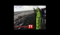 Rize'de taşan derenin getirdiği odunları toplayan 1 kişi suya kapıldı