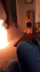 Une femme en colère met le feu à son canapé