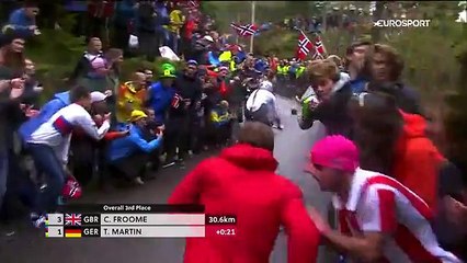 Un spectateur de cyclisme trop collant plaqué violemment par la police !