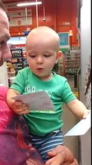 Un bébé devient fou devant des échantillons de peinture