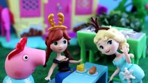 Pig George da Familia Peppa Pig faz XiXi na Piscina da Frozen Elsa e Anna - Em Portugues!!