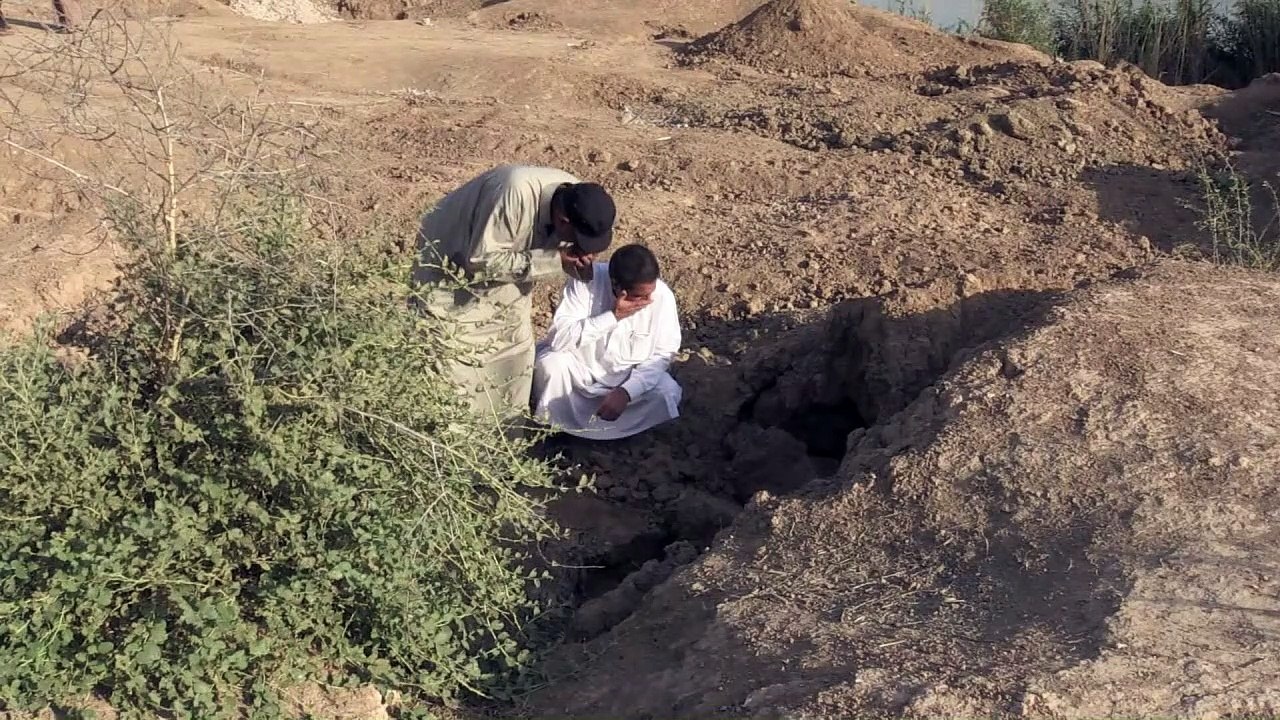 Tote is-kämpfer: per bulldozer ins massengrab