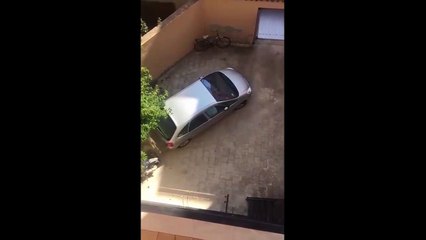 Скачать видео: Un automobiliste voulait sortir de sa cour mais il finit par détruire sa voiture !