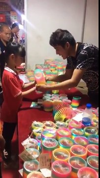 Un vendeur des Slinkies donne du spectacle à des enfants ! Incroyable