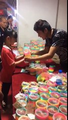 Un vendeur des Slinkies donne du spectacle à des enfants ! Incroyable