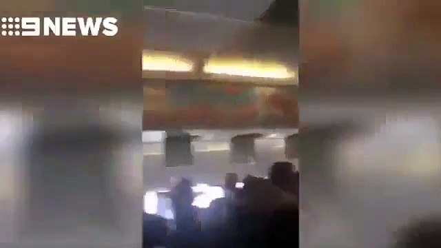 Máy bay rơi hơn 6 km, hành khách tạm biệt nhau, tiếp viên khóc hết nước mắt