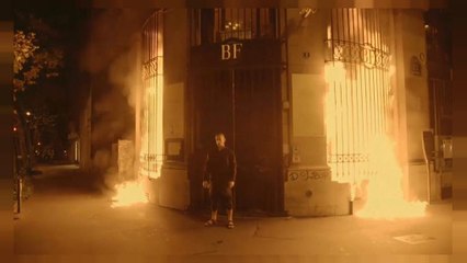 Performer russo coloca Banco de França em chamas