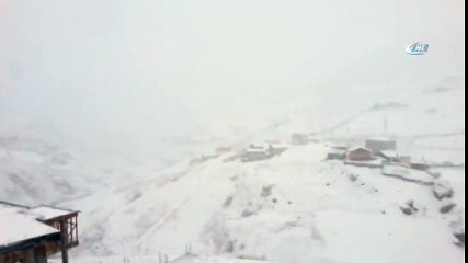 Rize'de Sahilde Şiddetli Yağmur, Yaylalarda Kar