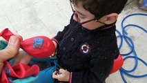 Spiderman, Simşek Mcqueen renkli su dolu balonları akülü araba ve sopa ile patlatıyoruz, oyuncak çoc