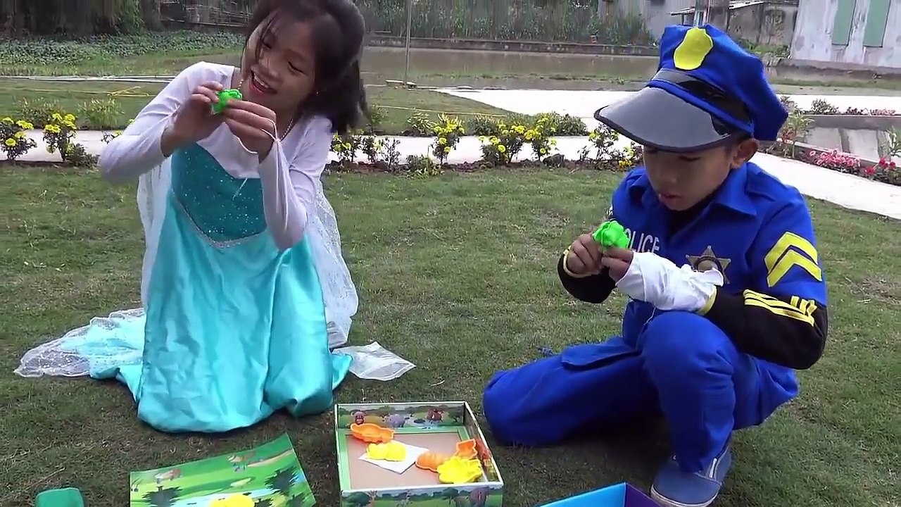 1 2 3 Lançar Palhaço para Lago# Homem Aranha Elsa congelada Barbie Mulher Gato Engraçado Vídeo