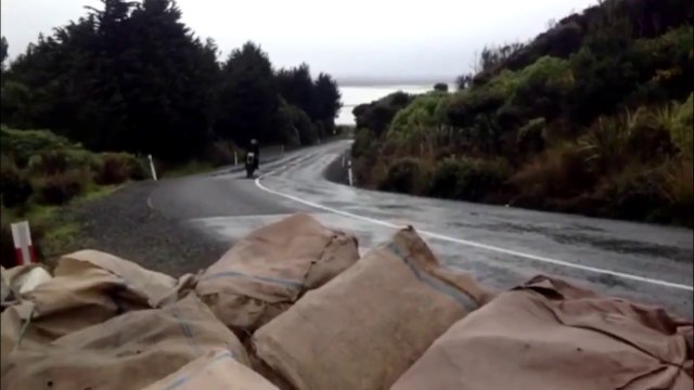 Des photographes frolés par un motard qui chute... Chaud!