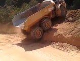 Ce conducteur d'engin grimpe la colline d'une façon incroyable