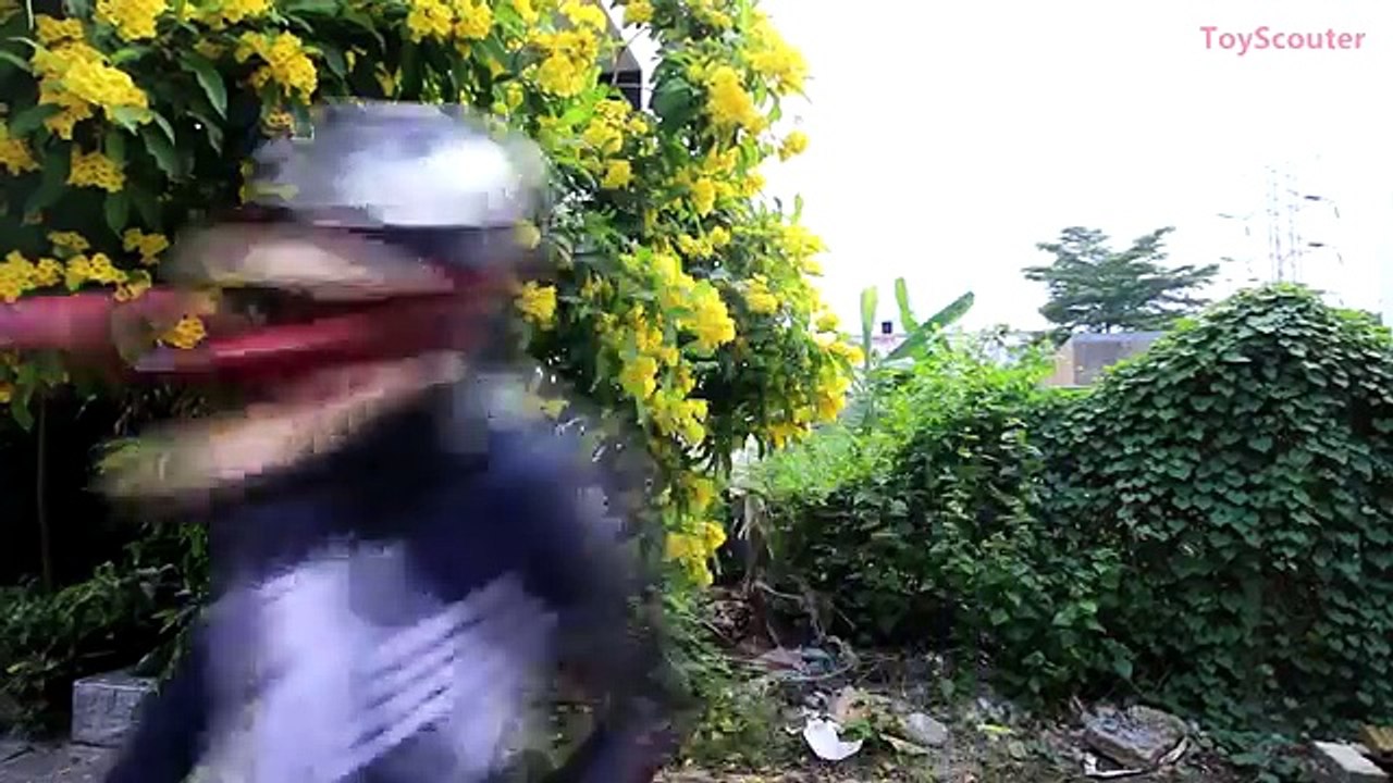 Princess Anna vs GIANT KING KONG! w/ Spiderman & T-Rex in Real Life