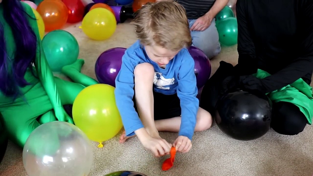 Giant Balloon Challenge / That YouTub3 Family