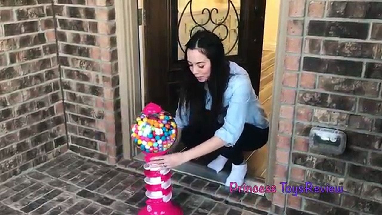 Gumball Machine Funny PRANK Princess Turns Into GIANT GUMMY SNAKE Fun for Kids Princess Toysreview