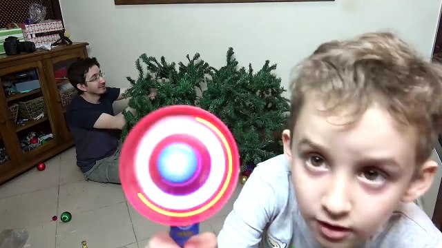 PAPAI NOEL Cai da Árvore de Natal e Gato Faz Festa | Crianças Brincando Paulinho e Toquinho Infantil