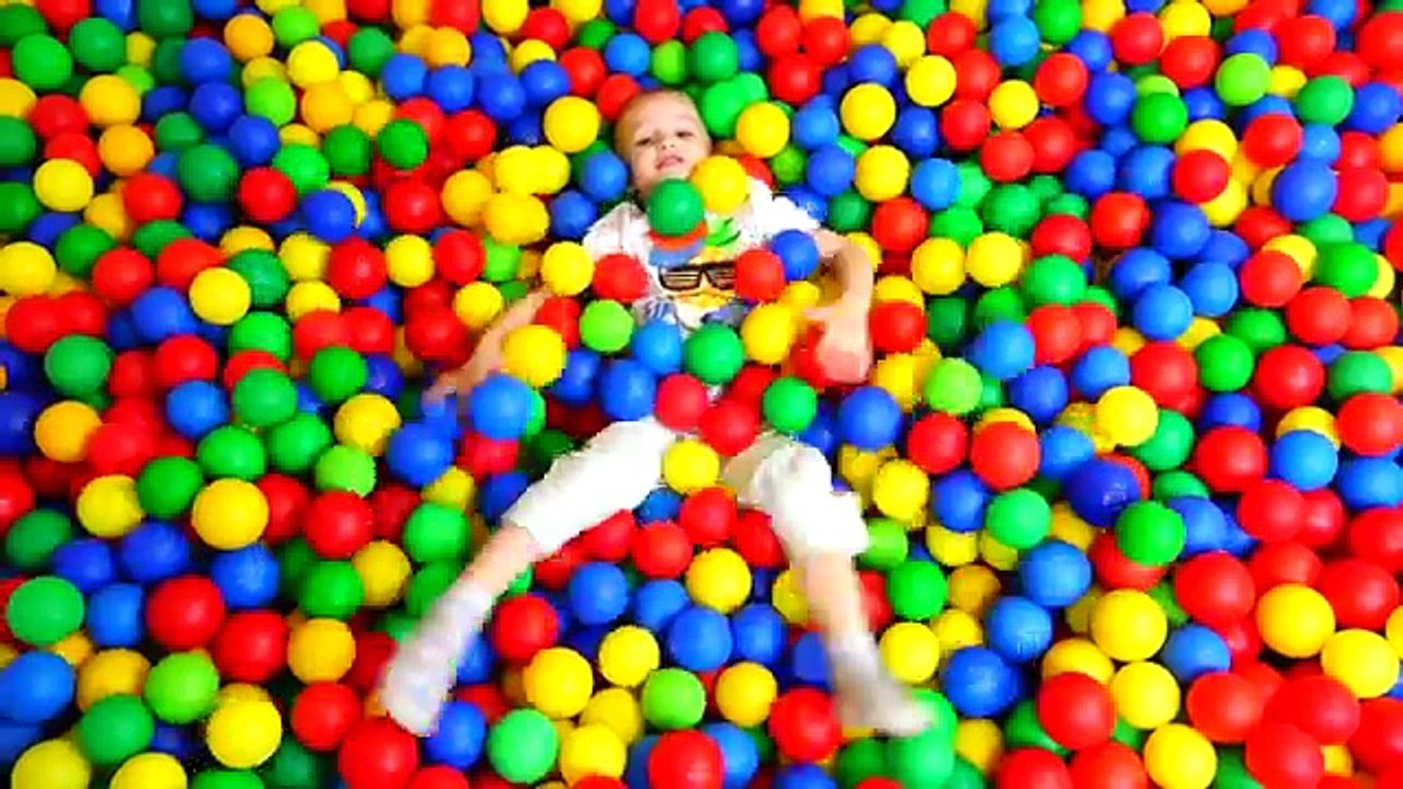 Bad Baby Вредные Детки Тонут в Шариках Сборник про Шарики Crazy Ball Pit in House Prank Compilation