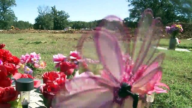 Memphis Woman Says Her Mother`s Headstone was Overturned at Cemetery