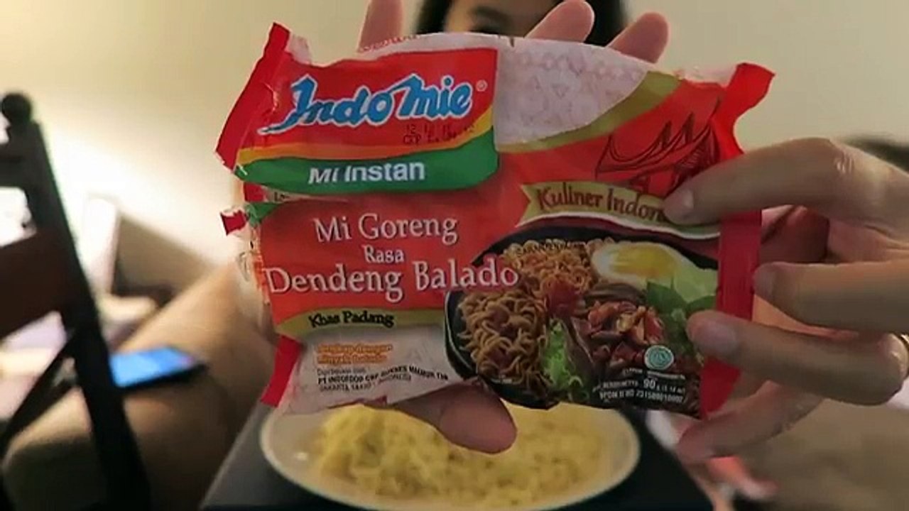 MUKBANG MAKAN NOODLE INDOMIE MI GORENG DENDENG BALADO (INDONESIAN INSTANT NOODLE)