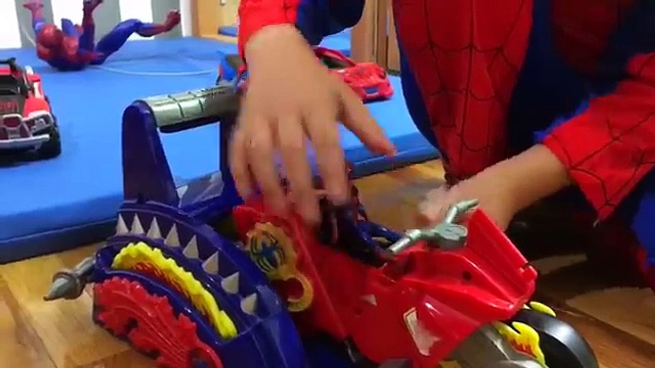 ÖRÜMCEK ADAM UÇUYOR. SPİDERMAN oyuncaklar ve arabalar koleksiyonu ile oynuyor. Erkek çocuk oyunları