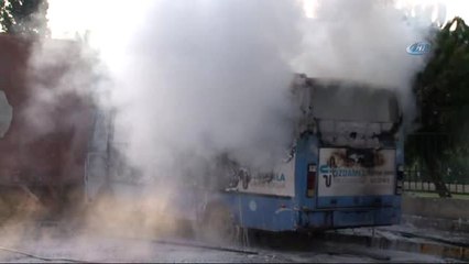 Park Halindeki Midibüs Yandı