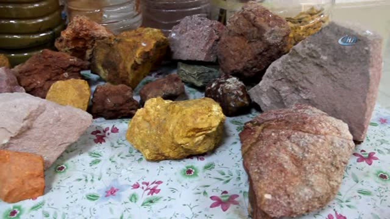 Doğadan Topladığı Taşlarla Ebru Yapıyor