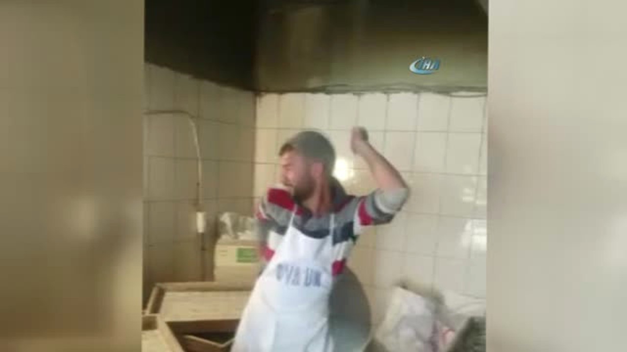 Fenomenliğe Aday Lavaş Ustasının Videosu İzleyenleri Gülmekten Kırıp Geçiriyor