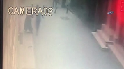 Boşanmak isteyen eşini sokak ortasında bıçakladı! İşte o anlar...