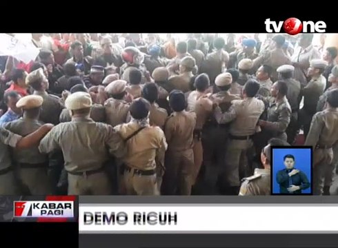 Unjuk Rasa Ratusan Warga Sumbawa Berakhir Ricuh