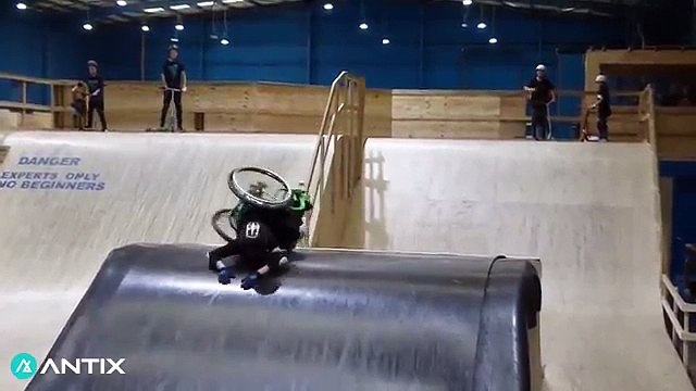 À 13 ans elle réussit un backflip avec son fauteuil roulant