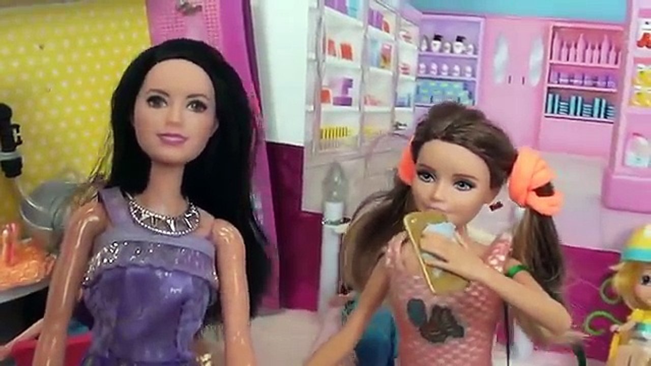 Elsa and Anna Toddlers have a bath Relax at Barbie Spa Sleepover at Jessica Bully #4 Toys In Action