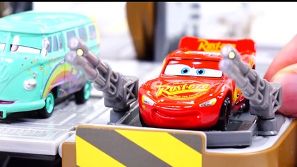 Disney Cars toys Lightning McQueen and Mater Under Attack by Giant centipede! go for help IRON-MAN-XXdLlZFX_jM