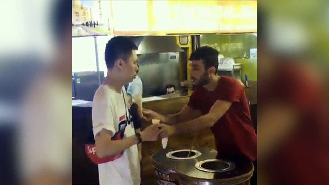 Un vendeur de glace qui rend fou ses clients !